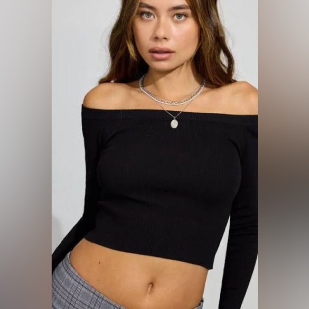 GARAGE✨ off the shoulder going out top